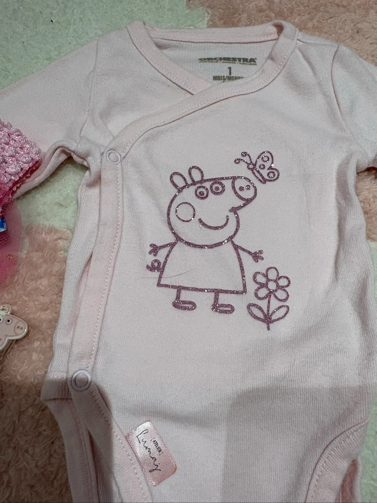 Ensemble bébé – Body + bavoir + attache tétine + bandeau + chaussettes – photo 3